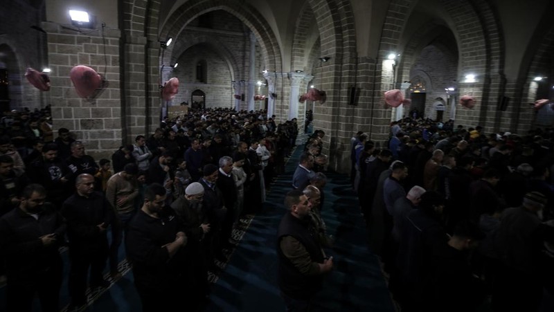 Umat Islam Indonesia melaksanakan salat Tarawih untuk menandai awal bulan suci Ramadhan di Masjid Agung Sheikh Zayed Solo pada 22 Maret 2023 di Kota Solo, Indonesia. Indonesia, yang memiliki populasi Muslim terbesar di dunia, menandai awal Ramadan pada Kamis dengan shalat Tarawih. (Ulet Ifansasti/Getty Images)