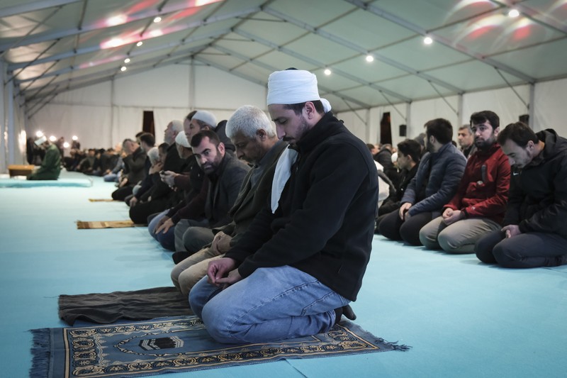 Umat Islam Indonesia melaksanakan salat Tarawih untuk menandai awal bulan suci Ramadhan di Masjid Agung Sheikh Zayed Solo pada 22 Maret 2023 di Kota Solo, Indonesia. Indonesia, yang memiliki populasi Muslim terbesar di dunia, menandai awal Ramadan pada Kamis dengan shalat Tarawih. (Ulet Ifansasti/Getty Images)