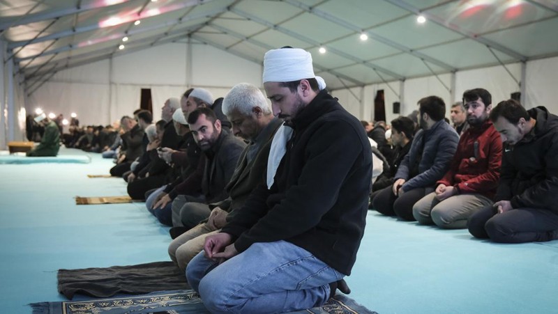 Umat Islam Indonesia melaksanakan salat Tarawih untuk menandai awal bulan suci Ramadhan di Masjid Agung Sheikh Zayed Solo pada 22 Maret 2023 di Kota Solo, Indonesia. Indonesia, yang memiliki populasi Muslim terbesar di dunia, menandai awal Ramadan pada Kamis dengan shalat Tarawih. (Ulet Ifansasti/Getty Images)