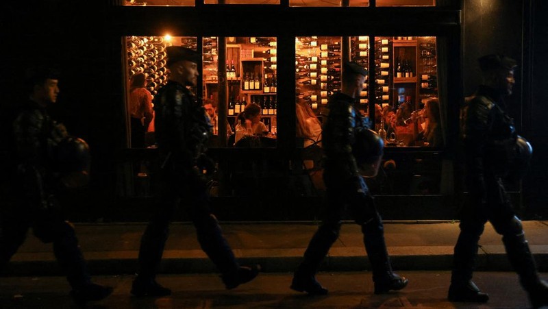 Orang-orang menonton wawancara TV Presiden Prancis Emmanuel Macron dari sebuah restoran bar di Toulouse, Prancis barat daya pada 22 Maret 2023. - Presiden Prancis akan membuat komentar publik pertamanya pada 22 Maret 2023 tentang krisis yang dipicu oleh pemerintahnya yang memaksakan perombakan pensiun , yang telah memicu protes keras dan pertanyaan tentang kemampuannya untuk membawa perubahan lebih lanjut. (CHARLY TRIBALLEAU/AFP via Getty Images)