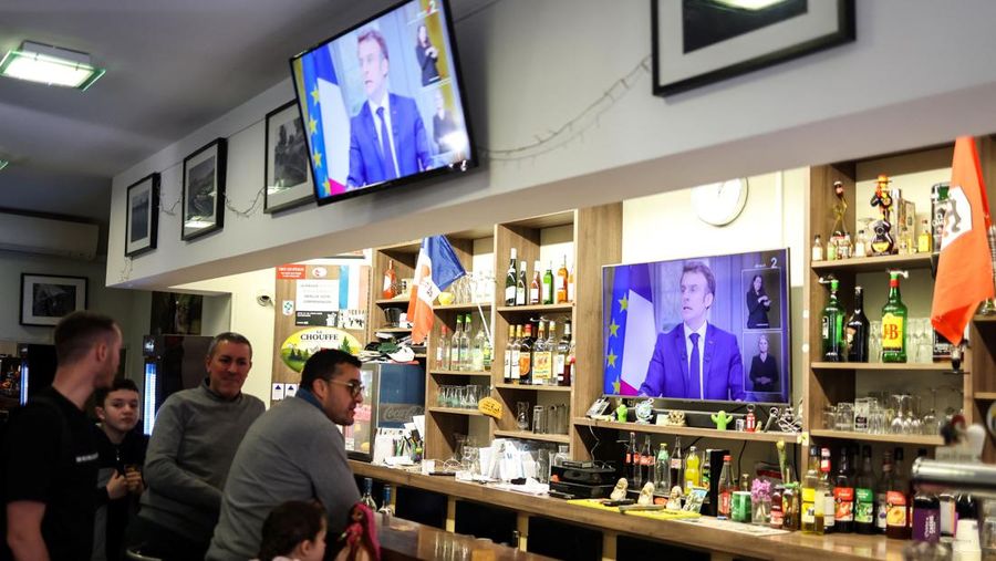 Orang-orang menonton wawancara TV Presiden Prancis Emmanuel Macron dari sebuah restoran bar di Toulouse, Prancis barat daya pada 22 Maret 2023. - Presiden Prancis akan membuat komentar publik pertamanya pada 22 Maret 2023 tentang krisis yang dipicu oleh pemerintahnya yang memaksakan perombakan pensiun , yang telah memicu protes keras dan pertanyaan tentang kemampuannya untuk membawa perubahan lebih lanjut. (CHARLY TRIBALLEAU/AFP via Getty Images)