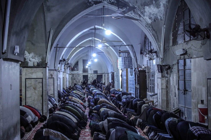 Umat Islam Indonesia melaksanakan salat Tarawih untuk menandai awal bulan suci Ramadhan di Masjid Agung Sheikh Zayed Solo pada 22 Maret 2023 di Kota Solo, Indonesia. Umat Islam Indonesia melaksanakan salat Tarawih untuk menandai awal bulan suci Ramadhan di Masjid Agung Sheikh Zayed Solo pada 22 Maret 2023 di Kota Solo, Indonesia. Indonesia, yang memiliki populasi Muslim terbesar di dunia, menandai awal Ramadan pada Kamis dengan shalat Tarawih. (Ulet Ifansasti/Getty Images)