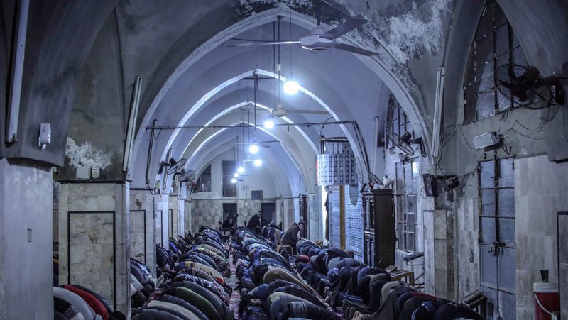 Umat Islam Indonesia melaksanakan salat Tarawih untuk menandai awal bulan suci Ramadhan di Masjid Agung Sheikh Zayed Solo pada 22 Maret 2023 di Kota Solo, Indonesia. Indonesia, yang memiliki populasi Muslim terbesar di dunia, menandai awal Ramadan pada Kamis dengan shalat Tarawih. (Ulet Ifansasti/Getty Images)