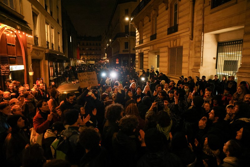 Orang-orang menonton wawancara TV Presiden Prancis Emmanuel Macron dari sebuah restoran bar di Toulouse, Prancis barat daya pada 22 Maret 2023. - Presiden Prancis akan membuat komentar publik pertamanya pada 22 Maret 2023 tentang krisis yang dipicu oleh pemerintahnya yang memaksakan perombakan pensiun , yang telah memicu protes keras dan pertanyaan tentang kemampuannya untuk membawa perubahan lebih lanjut. (CHARLY TRIBALLEAU/AFP via Getty Images)