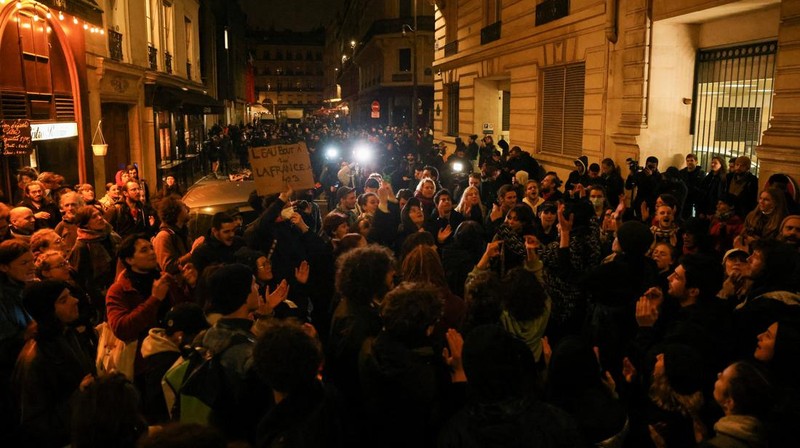 Orang-orang menonton wawancara TV Presiden Prancis Emmanuel Macron dari sebuah restoran bar di Toulouse, Prancis barat daya pada 22 Maret 2023. - Presiden Prancis akan membuat komentar publik pertamanya pada 22 Maret 2023 tentang krisis yang dipicu oleh pemerintahnya yang memaksakan perombakan pensiun , yang telah memicu protes keras dan pertanyaan tentang kemampuannya untuk membawa perubahan lebih lanjut. (CHARLY TRIBALLEAU/AFP via Getty Images)