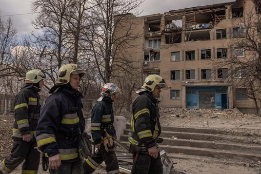 Intip Rusia Menggila Serang Ukraina: Apartemen Rusak, 9 Tewas