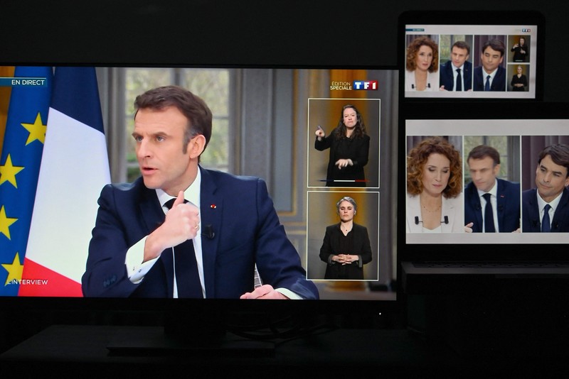 Orang-orang menonton wawancara TV Presiden Prancis Emmanuel Macron dari sebuah restoran bar di Toulouse, Prancis barat daya pada 22 Maret 2023. Orang-orang menonton wawancara TV Presiden Prancis Emmanuel Macron dari sebuah restoran bar di Toulouse, Prancis barat daya pada 22 Maret 2023. - Presiden Prancis akan membuat komentar publik pertamanya pada 22 Maret 2023 tentang krisis yang dipicu oleh pemerintahnya yang memaksakan perombakan pensiun , yang telah memicu protes keras dan pertanyaan tentang kemampuannya untuk membawa perubahan lebih lanjut. (CHARLY TRIBALLEAU/AFP via Getty Images)