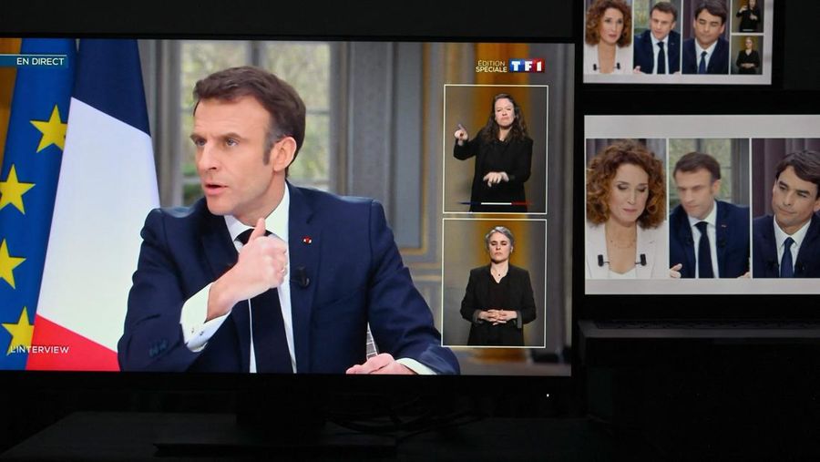 Orang-orang menonton wawancara TV Presiden Prancis Emmanuel Macron dari sebuah restoran bar di Toulouse, Prancis barat daya pada 22 Maret 2023. - Presiden Prancis akan membuat komentar publik pertamanya pada 22 Maret 2023 tentang krisis yang dipicu oleh pemerintahnya yang memaksakan perombakan pensiun , yang telah memicu protes keras dan pertanyaan tentang kemampuannya untuk membawa perubahan lebih lanjut. (CHARLY TRIBALLEAU/AFP via Getty Images)