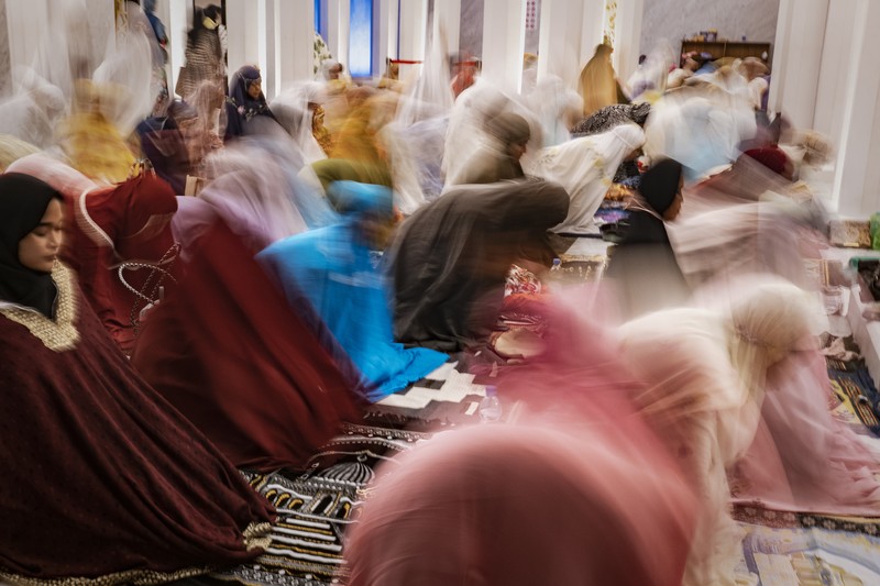 Umat Islam Indonesia melaksanakan salat Tarawih untuk menandai awal bulan suci Ramadhan di Masjid Agung Sheikh Zayed Solo pada 22 Maret 2023 di Kota Solo, Indonesia. Umat Islam Indonesia melaksanakan salat Tarawih untuk menandai awal bulan suci Ramadhan di Masjid Agung Sheikh Zayed Solo pada 22 Maret 2023 di Kota Solo, Indonesia. Indonesia, yang memiliki populasi Muslim terbesar di dunia, menandai awal Ramadan pada Kamis dengan shalat Tarawih. (Ulet Ifansasti/Getty Images)