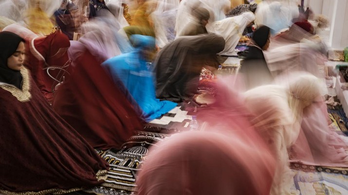 Umat Islam Indonesia melaksanakan salat Tarawih untuk menandai awal bulan suci Ramadhan di Masjid Agung Sheikh Zayed Solo pada 22 Maret 2023 di Kota Solo, Indonesia. Umat Islam Indonesia melaksanakan salat Tarawih untuk menandai awal bulan suci Ramadhan di Masjid Agung Sheikh Zayed Solo pada 22 Maret 2023 di Kota Solo, Indonesia. Indonesia, yang memiliki populasi Muslim terbesar di dunia, menandai awal Ramadan pada Kamis dengan shalat Tarawih. (Ulet Ifansasti/Getty Images)
