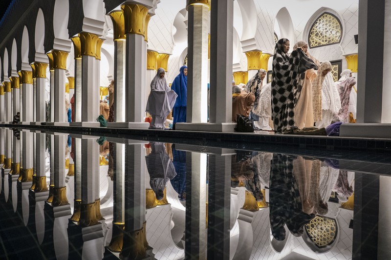 Umat Islam Indonesia melaksanakan salat Tarawih untuk menandai awal bulan suci Ramadhan di Masjid Agung Sheikh Zayed Solo pada 22 Maret 2023 di Kota Solo, Indonesia. Umat Islam Indonesia melaksanakan salat Tarawih untuk menandai awal bulan suci Ramadhan di Masjid Agung Sheikh Zayed Solo pada 22 Maret 2023 di Kota Solo, Indonesia. Indonesia, yang memiliki populasi Muslim terbesar di dunia, menandai awal Ramadan pada Kamis dengan shalat Tarawih. (Ulet Ifansasti/Getty Images)