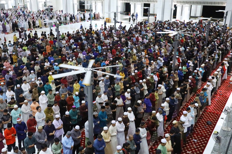 Umat Islam Indonesia melaksanakan salat Tarawih untuk menandai awal bulan suci Ramadhan di Masjid Agung Sheikh Zayed Solo pada 22 Maret 2023 di Kota Solo, Indonesia. Umat Islam Indonesia melaksanakan salat Tarawih untuk menandai awal bulan suci Ramadhan di Masjid Agung Sheikh Zayed Solo pada 22 Maret 2023 di Kota Solo, Indonesia. Indonesia, yang memiliki populasi Muslim terbesar di dunia, menandai awal Ramadan pada Kamis dengan shalat Tarawih. (Ulet Ifansasti/Getty Images)