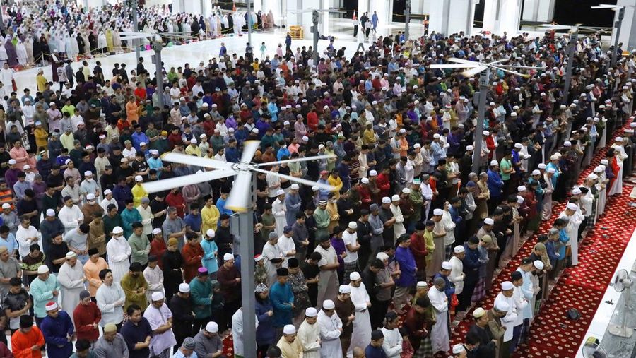 Umat Islam Indonesia melaksanakan salat Tarawih untuk menandai awal bulan suci Ramadhan di Masjid Agung Sheikh Zayed Solo pada 22 Maret 2023 di Kota Solo, Indonesia. Indonesia, yang memiliki populasi Muslim terbesar di dunia, menandai awal Ramadan pada Kamis dengan shalat Tarawih. (Ulet Ifansasti/Getty Images)