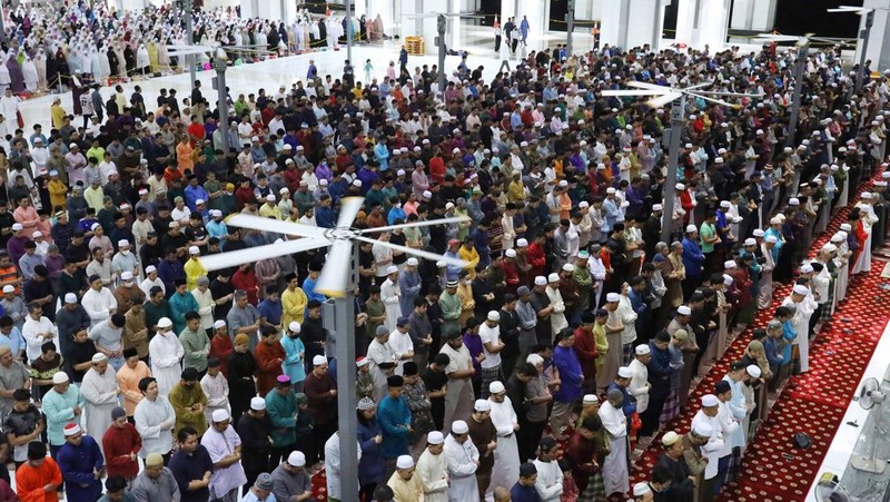Umat Islam Indonesia melaksanakan salat Tarawih untuk menandai awal bulan suci Ramadhan di Masjid Agung Sheikh Zayed Solo pada 22 Maret 2023 di Kota Solo, Indonesia. Indonesia, yang memiliki populasi Muslim terbesar di dunia, menandai awal Ramadan pada Kamis dengan shalat Tarawih. (Ulet Ifansasti/Getty Images)