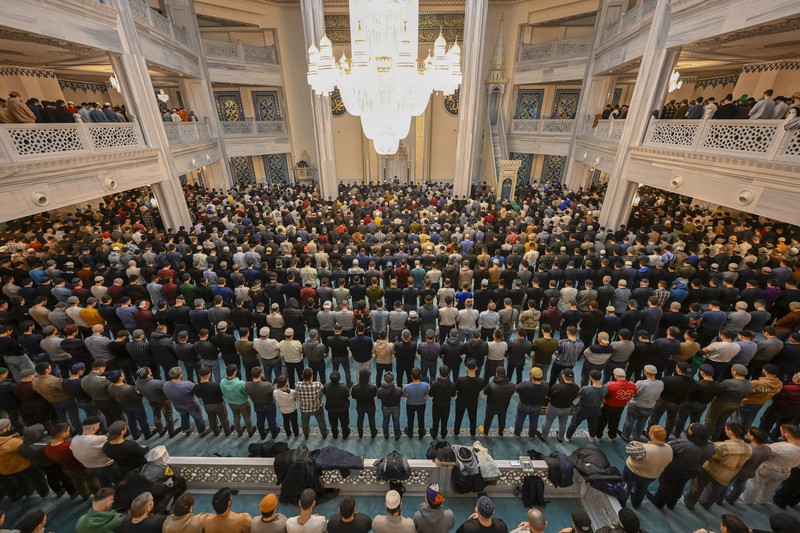 Umat Islam Indonesia melaksanakan salat Tarawih untuk menandai awal bulan suci Ramadhan di Masjid Agung Sheikh Zayed Solo pada 22 Maret 2023 di Kota Solo, Indonesia. Umat Islam Indonesia melaksanakan salat Tarawih untuk menandai awal bulan suci Ramadhan di Masjid Agung Sheikh Zayed Solo pada 22 Maret 2023 di Kota Solo, Indonesia. Indonesia, yang memiliki populasi Muslim terbesar di dunia, menandai awal Ramadan pada Kamis dengan shalat Tarawih. (Ulet Ifansasti/Getty Images)