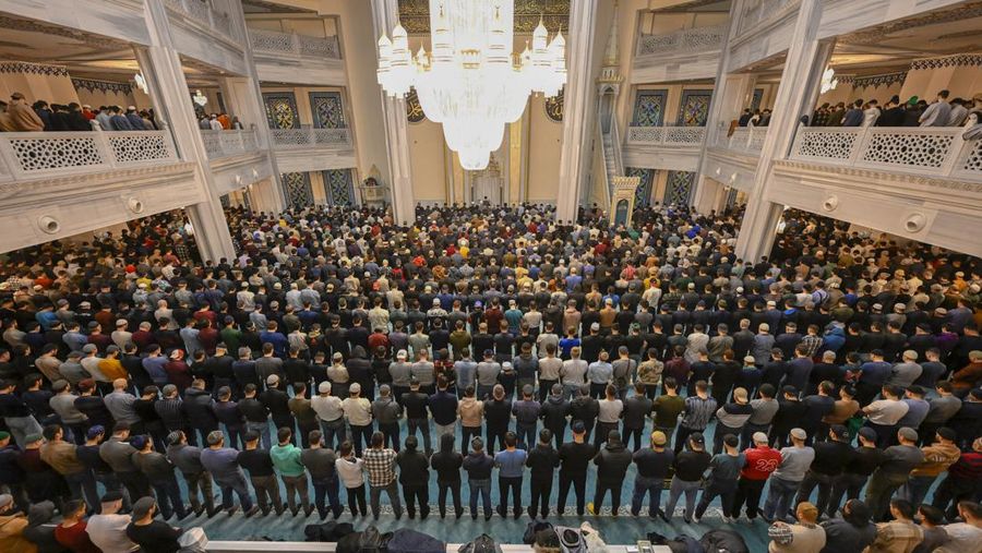 Umat Islam Indonesia melaksanakan salat Tarawih untuk menandai awal bulan suci Ramadhan di Masjid Agung Sheikh Zayed Solo pada 22 Maret 2023 di Kota Solo, Indonesia. Indonesia, yang memiliki populasi Muslim terbesar di dunia, menandai awal Ramadan pada Kamis dengan shalat Tarawih. (Ulet Ifansasti/Getty Images)