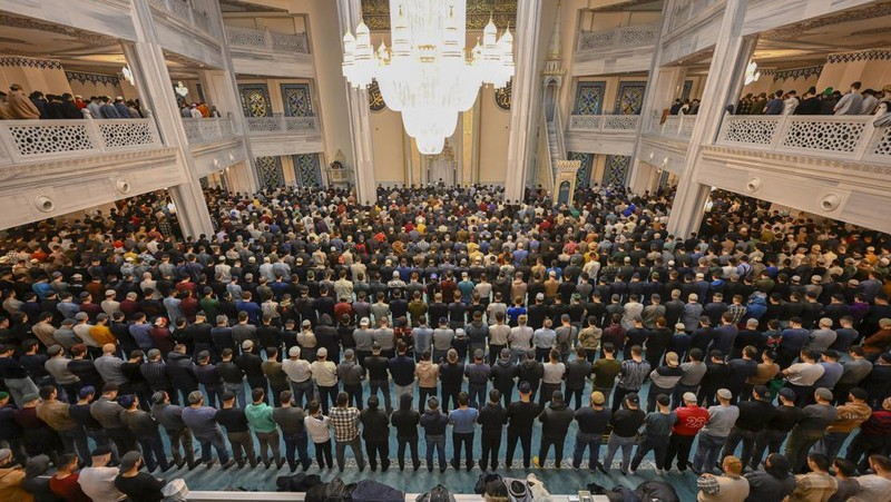 Umat Islam Indonesia melaksanakan salat Tarawih untuk menandai awal bulan suci Ramadhan di Masjid Agung Sheikh Zayed Solo pada 22 Maret 2023 di Kota Solo, Indonesia. Indonesia, yang memiliki populasi Muslim terbesar di dunia, menandai awal Ramadan pada Kamis dengan shalat Tarawih. (Ulet Ifansasti/Getty Images)