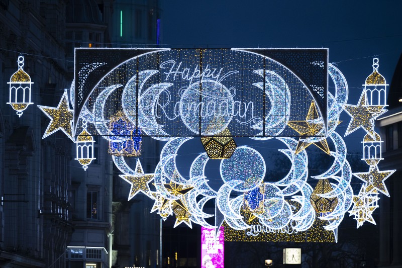 Untuk pertama kalinya, Coventry Street yang terkenal di London dihiasi dengan ornamen Ramadhan, menandai dimulainya bulan suci umat Islam di Inggris Raya, pada 22 Maret 2023. Untuk pertama kalinya, Coventry Street yang terkenal di London dihiasi dengan ornamen Ramadhan, menandai dimulainya bulan suci umat Islam di Inggris Raya, pada 22 Maret 2023. Terletak di dekat Leicester Square, Conventry Street menjadi daya tarik wisata utama di Inggris. kota. (Rasid Necati Aslim/Anadolu Agency via Getty Images)