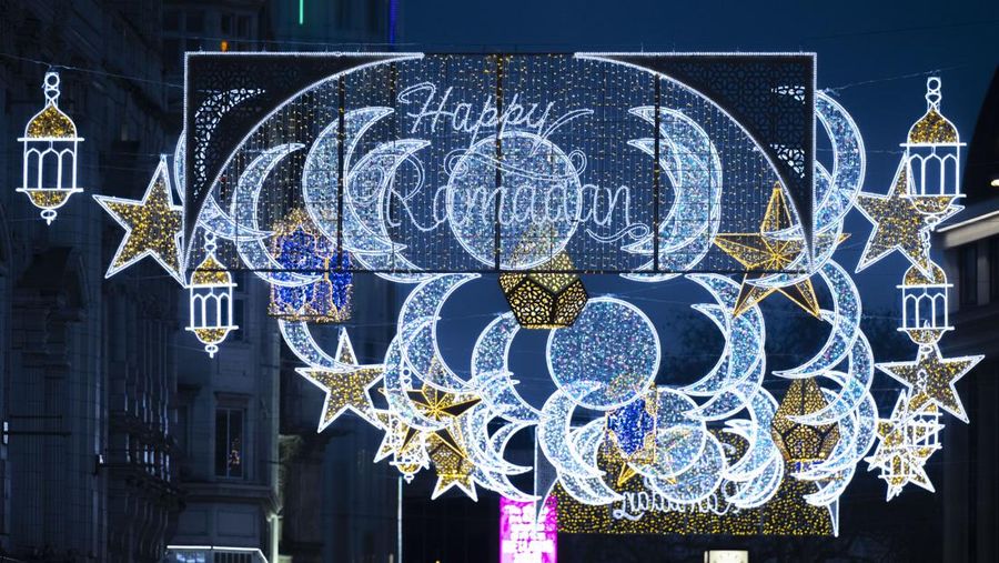 Untuk pertama kalinya, Coventry Street yang terkenal di London dihiasi dengan ornamen Ramadhan, menandai dimulainya bulan suci umat Islam di Inggris Raya, pada 22 Maret 2023. Terletak di dekat Leicester Square, Conventry Street menjadi daya tarik wisata utama di Inggris. kota. (Rasid Necati Aslim/Anadolu Agency via Getty Images)