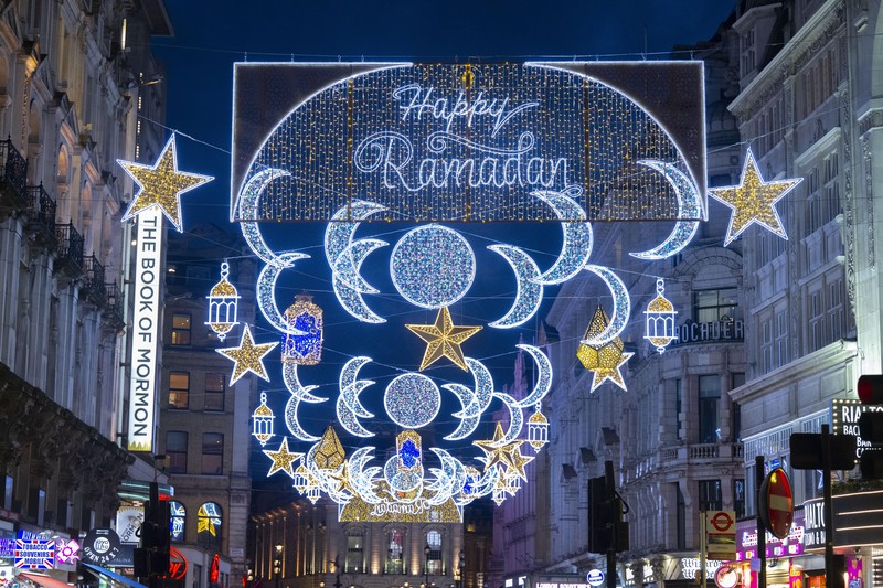 Untuk pertama kalinya, Coventry Street yang terkenal di London dihiasi dengan ornamen Ramadhan, menandai dimulainya bulan suci umat Islam di Inggris Raya, pada 22 Maret 2023. Untuk pertama kalinya, Coventry Street yang terkenal di London dihiasi dengan ornamen Ramadhan, menandai dimulainya bulan suci umat Islam di Inggris Raya, pada 22 Maret 2023. Terletak di dekat Leicester Square, Conventry Street menjadi daya tarik wisata utama di Inggris. kota. (Rasid Necati Aslim/Anadolu Agency via Getty Images)