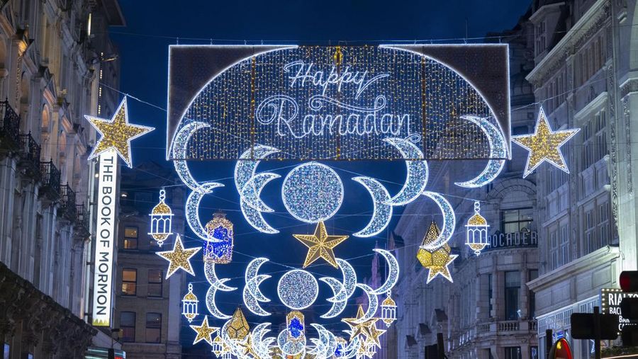 Untuk pertama kalinya, Coventry Street yang terkenal di London dihiasi dengan ornamen Ramadhan, menandai dimulainya bulan suci umat Islam di Inggris Raya, pada 22 Maret 2023. Terletak di dekat Leicester Square, Conventry Street menjadi daya tarik wisata utama di Inggris. kota. (Rasid Necati Aslim/Anadolu Agency via Getty Images)