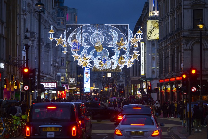 Untuk pertama kalinya, Coventry Street yang terkenal di London dihiasi dengan ornamen Ramadhan, menandai dimulainya bulan suci umat Islam di Inggris Raya, pada 22 Maret 2023. Untuk pertama kalinya, Coventry Street yang terkenal di London dihiasi dengan ornamen Ramadhan, menandai dimulainya bulan suci umat Islam di Inggris Raya, pada 22 Maret 2023. Terletak di dekat Leicester Square, Conventry Street menjadi daya tarik wisata utama di Inggris. kota. (Rasid Necati Aslim/Anadolu Agency via Getty Images)