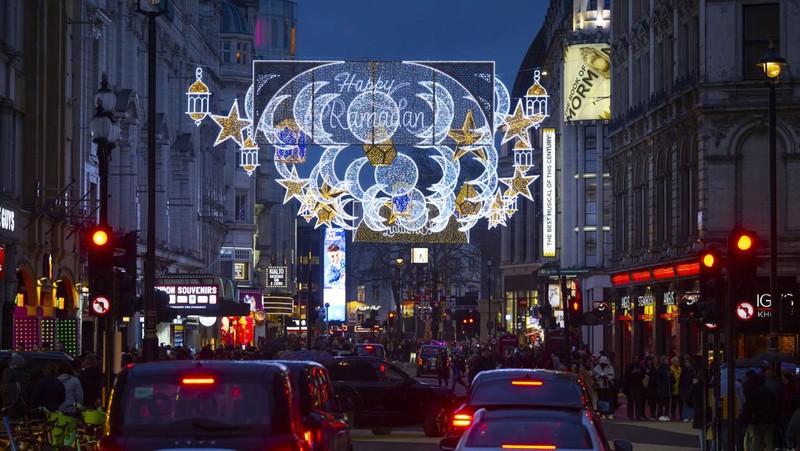 Untuk pertama kalinya, Coventry Street yang terkenal di London dihiasi dengan ornamen Ramadhan, menandai dimulainya bulan suci umat Islam di Inggris Raya, pada 22 Maret 2023. Terletak di dekat Leicester Square, Conventry Street menjadi daya tarik wisata utama di Inggris. kota. (Rasid Necati Aslim/Anadolu Agency via Getty Images)