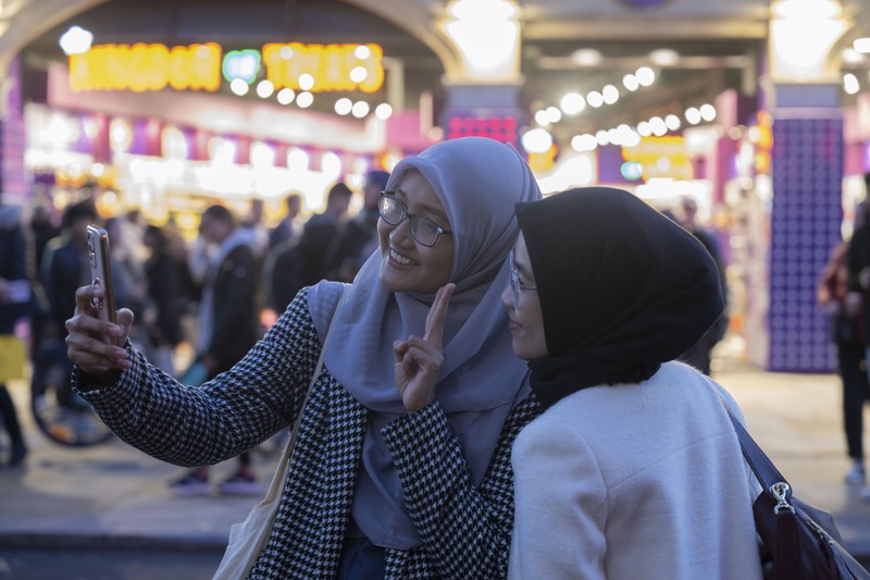 Untuk pertama kalinya, Coventry Street yang terkenal di London dihiasi dengan ornamen Ramadhan, menandai dimulainya bulan suci umat Islam di Inggris Raya, pada 22 Maret 2023. Terletak di dekat Leicester Square, Conventry Street menjadi daya tarik wisata utama di Inggris. kota. (Rasid Necati Aslim/Anadolu Agency via Getty Images)
