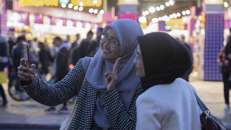 Untuk pertama kalinya, Coventry Street yang terkenal di London dihiasi dengan ornamen Ramadhan, menandai dimulainya bulan suci umat Islam di Inggris Raya, pada 22 Maret 2023. Terletak di dekat Leicester Square, Conventry Street menjadi daya tarik wisata utama di Inggris. kota. (Rasid Necati Aslim/Anadolu Agency via Getty Images)