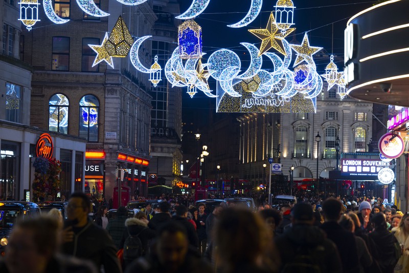 Untuk pertama kalinya, Coventry Street yang terkenal di London dihiasi dengan ornamen Ramadhan, menandai dimulainya bulan suci umat Islam di Inggris Raya, pada 22 Maret 2023. Terletak di dekat Leicester Square, Conventry Street menjadi daya tarik wisata utama di Inggris. kota. (Rasid Necati Aslim/Anadolu Agency via Getty Images)
