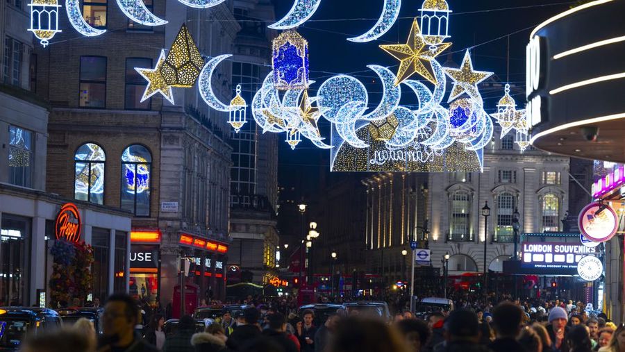 Untuk pertama kalinya, Coventry Street yang terkenal di London dihiasi dengan ornamen Ramadhan, menandai dimulainya bulan suci umat Islam di Inggris Raya, pada 22 Maret 2023. Terletak di dekat Leicester Square, Conventry Street menjadi daya tarik wisata utama di Inggris. kota. (Rasid Necati Aslim/Anadolu Agency via Getty Images)