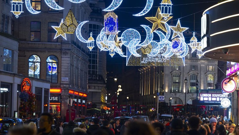 Untuk pertama kalinya, Coventry Street yang terkenal di London dihiasi dengan ornamen Ramadhan, menandai dimulainya bulan suci umat Islam di Inggris Raya, pada 22 Maret 2023. Terletak di dekat Leicester Square, Conventry Street menjadi daya tarik wisata utama di Inggris. kota. (Rasid Necati Aslim/Anadolu Agency via Getty Images)
