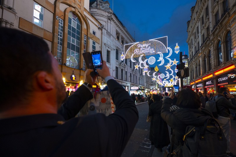 Untuk pertama kalinya, Coventry Street yang terkenal di London dihiasi dengan ornamen Ramadhan, menandai dimulainya bulan suci umat Islam di Inggris Raya, pada 22 Maret 2023. Terletak di dekat Leicester Square, Conventry Street menjadi daya tarik wisata utama di Inggris. kota. (Rasid Necati Aslim/Anadolu Agency via Getty Images)