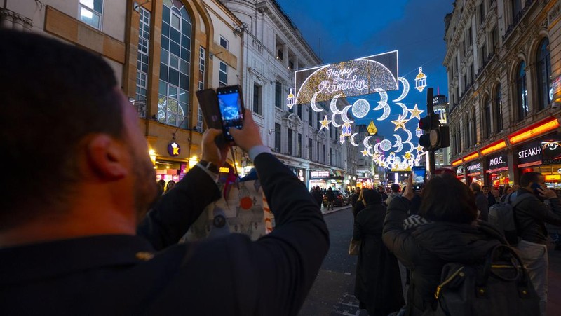 Untuk pertama kalinya, Coventry Street yang terkenal di London dihiasi dengan ornamen Ramadhan, menandai dimulainya bulan suci umat Islam di Inggris Raya, pada 22 Maret 2023. Terletak di dekat Leicester Square, Conventry Street menjadi daya tarik wisata utama di Inggris. kota. (Rasid Necati Aslim/Anadolu Agency via Getty Images)