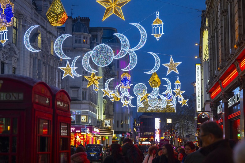 Untuk pertama kalinya, Coventry Street yang terkenal di London dihiasi dengan ornamen Ramadhan, menandai dimulainya bulan suci umat Islam di Inggris Raya, pada 22 Maret 2023. Terletak di dekat Leicester Square, Conventry Street menjadi daya tarik wisata utama di Inggris. kota. (Rasid Necati Aslim/Anadolu Agency via Getty Images)