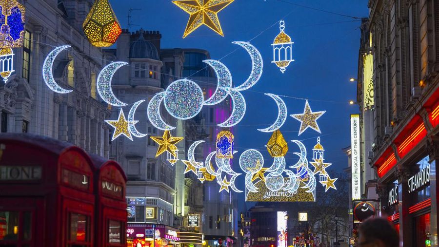 Untuk pertama kalinya, Coventry Street yang terkenal di London dihiasi dengan ornamen Ramadhan, menandai dimulainya bulan suci umat Islam di Inggris Raya, pada 22 Maret 2023. Terletak di dekat Leicester Square, Conventry Street menjadi daya tarik wisata utama di Inggris. kota. (Rasid Necati Aslim/Anadolu Agency via Getty Images)