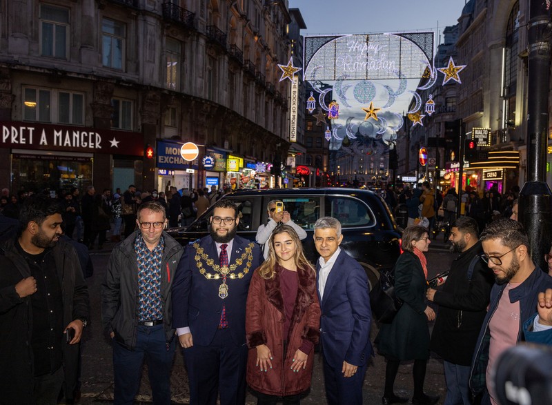 Untuk pertama kalinya, Coventry Street yang terkenal di London dihiasi dengan ornamen Ramadhan, menandai dimulainya bulan suci umat Islam di Inggris Raya, pada 22 Maret 2023. Terletak di dekat Leicester Square, Conventry Street menjadi daya tarik wisata utama di Inggris. kota. (Rasid Necati Aslim/Anadolu Agency via Getty Images)