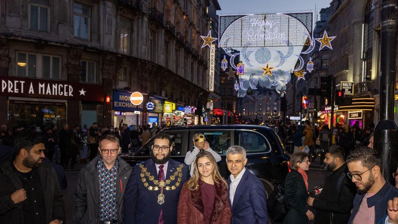 Untuk pertama kalinya, Coventry Street yang terkenal di London dihiasi dengan ornamen Ramadhan, menandai dimulainya bulan suci umat Islam di Inggris Raya, pada 22 Maret 2023. Terletak di dekat Leicester Square, Conventry Street menjadi daya tarik wisata utama di Inggris. kota. (Rasid Necati Aslim/Anadolu Agency via Getty Images)
