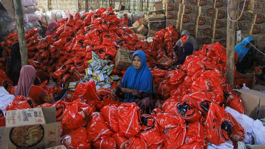 Anggota DPR Said Abdullah anggota DPR dari Fraksi PDI Perjuangan bersama Pengurus Cabang PDI Perjuangan se-Madura membagikan 175 ribu paket sembako kepada warga.