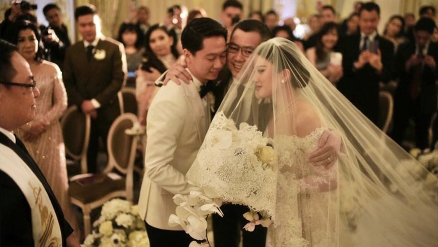 Atlet Bulu Tangkis Kevin Sanjaya dan Valencia Tanoesoedibjo menggelar pernikahan di Paris, Prancis, pada Kamis (23/3/2023). (Tangkapan Layar Instagram morden.co)