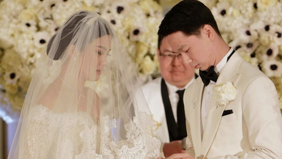 Atlet Bulu Tangkis Kevin Sanjaya dan Valencia Tanoesoedibjo menggelar pernikahan di Paris, Prancis, pada Kamis (23/3/2023). (Tangkapan Layar Instagram morden.co)