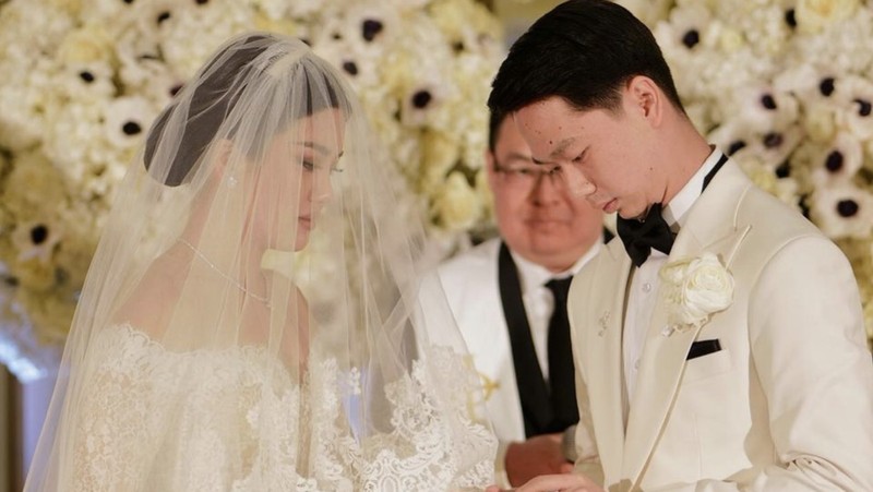 Atlet Bulu Tangkis Kevin Sanjaya dan Valencia Tanoesoedibjo menggelar pernikahan di Paris, Prancis, pada Kamis (23/3/2023). (Tangkapan Layar Instagram morden.co)