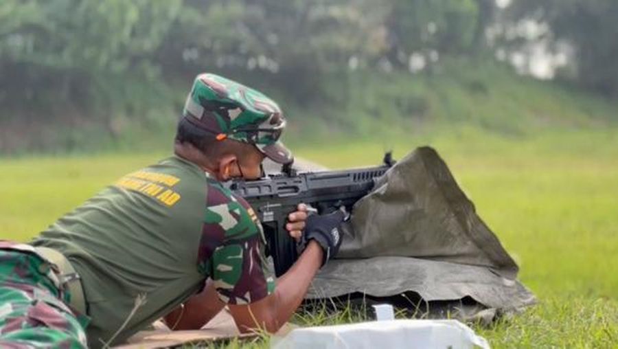 Badan Penelitian dan Pengembangan Kementerian Pertahanan RI (Balitbang Kemhan) baru-baru ini melakukan Uji Fungsi Prototipe Senapan serbu IFAR 22 Kaliber 5,56 mm, bertempat di Laboratorium Litbang Angkatan Darat, Batu Jajar, Bandung.  (Dok. Balitbang Kemhan)