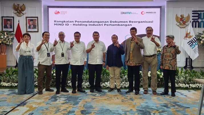 Jajaran Direksi dan Komisaris MIND ID Jajaran Direksi dan Komisaris MIND ID