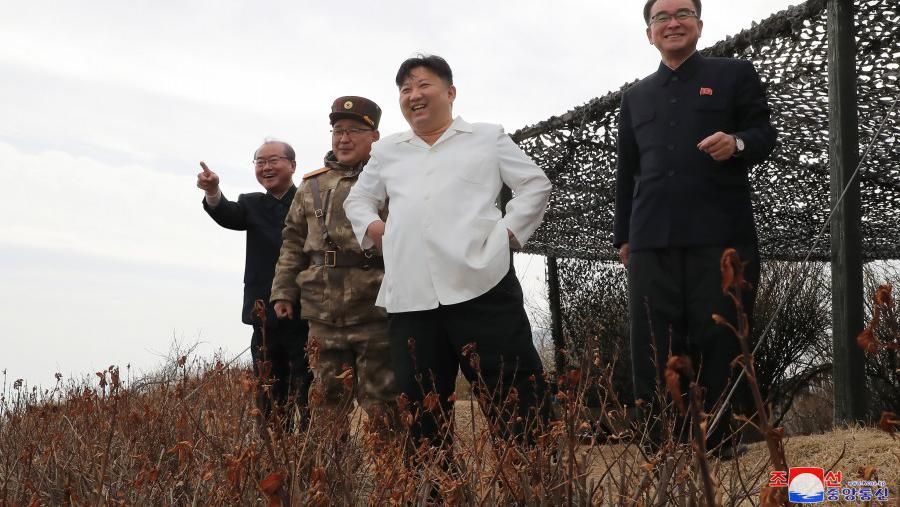 Kim Jong Un Melihat uji coba peluncuran rudal. (Dok. KCNA)