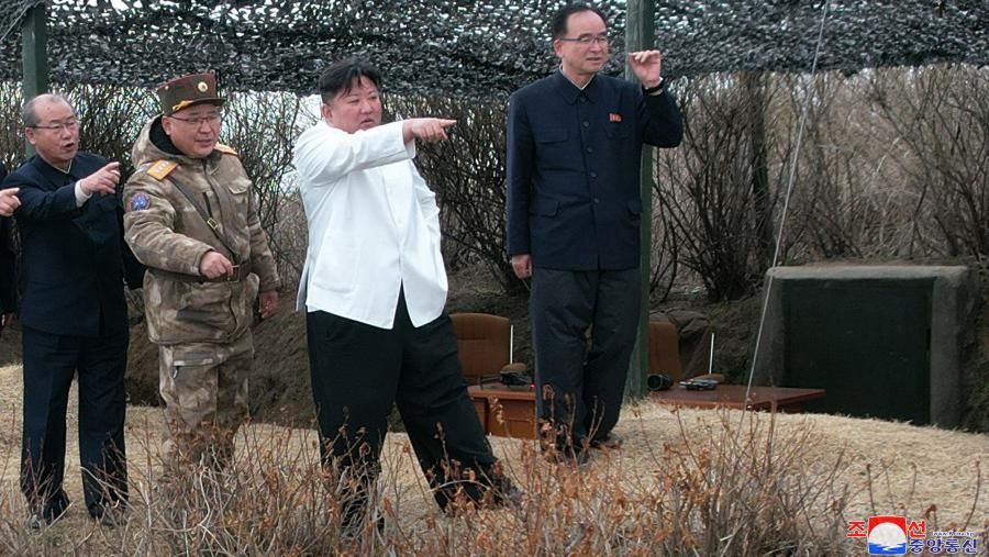 Kim Jong Un Melihat uji coba peluncuran rudal. (Dok. KCNA)