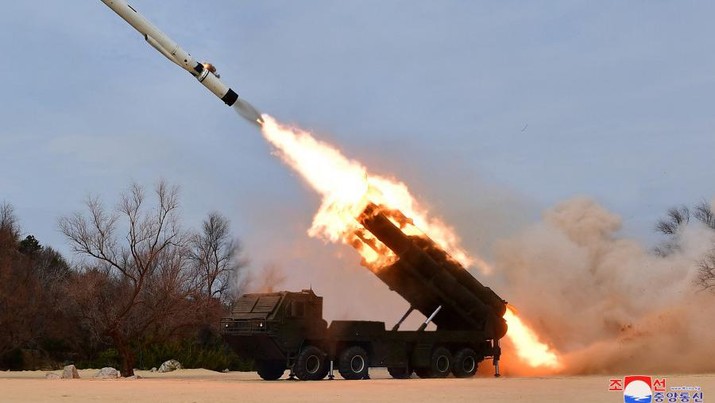 Kim Jong Un Melihat uji coba peluncuran rudal. (Dok. KCNA)