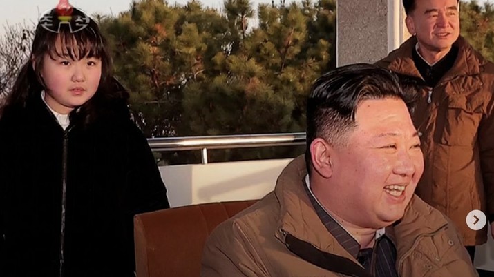 Kim Ju-ae putri dari pemimpin Korea Utara Kim Jong Un mengenakan Jaket luxury brand Christian Dior. Kim Ju-ae putri dari pemimpin Korea Utara Kim Jong Un mengenakan Jaket luxury brand Christian Dior. (Tangkapan Layar Instagram @thekoreaherald)
