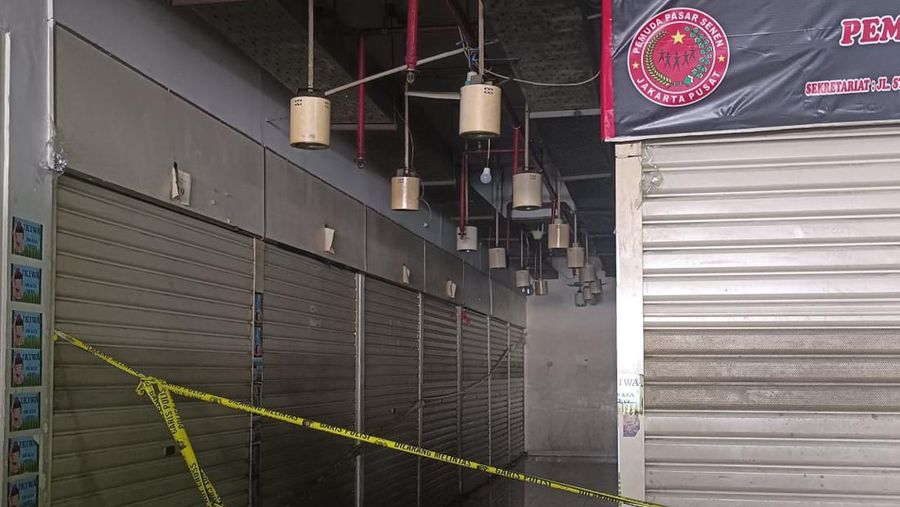 Penampakan 19 kios baju bekas di Pasar Senen digrebek Kepolisian. (CNBC Indonesia/Martyasari)