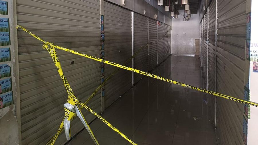 Penampakan 19 kios baju bekas di Pasar Senen digrebek Kepolisian. (CNBC Indonesia/Martyasari)